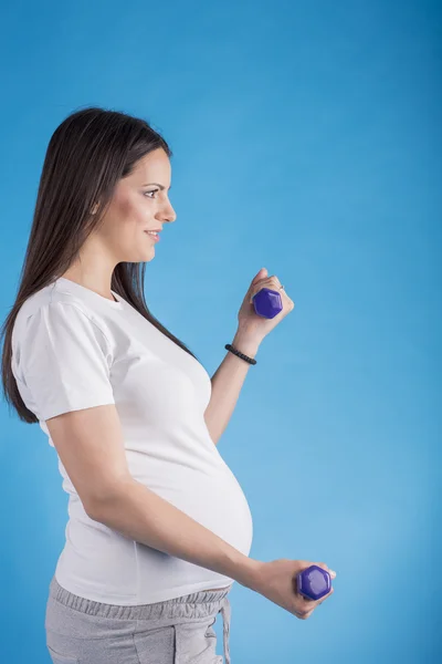 Femme enceinte faisant de l'exercice — Photo