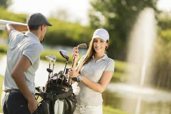 Νεαρό ζευγάρι στο γήπεδο golf — Φωτογραφία Αρχείου