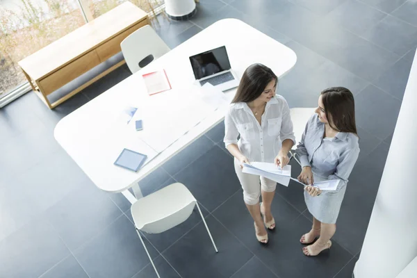 Jonge vrouwen op kantoor — Stockfoto