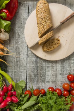 Masada taze yemek var.