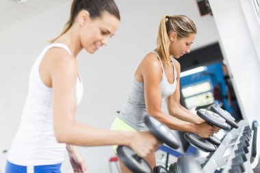 Spor salonunda çalışan genç bir kadın.