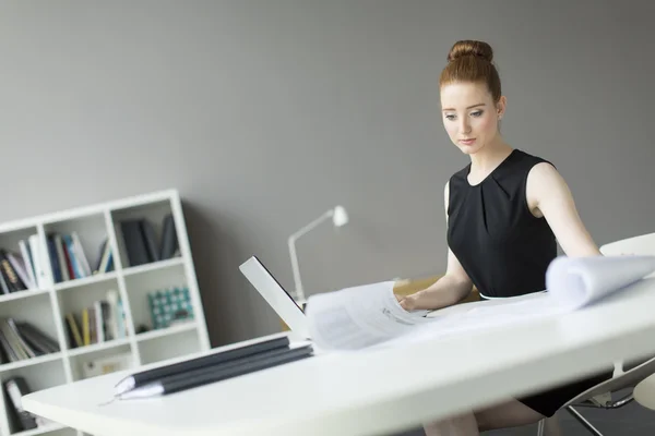 Junge Frau im Büro — Stockfoto