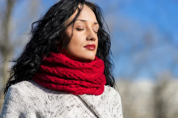 Giovane donna nel parco — Foto Stock