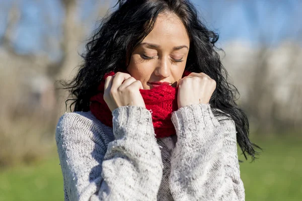 Giovane donna nel parco — Foto Stock