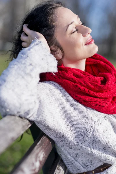 Jeune femme dans le parc — Photo