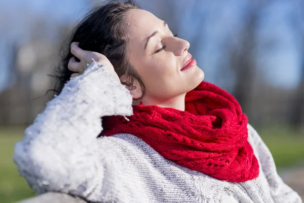 Junge Frau im Park — Stockfoto