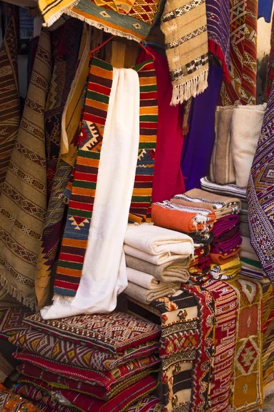 Πολύχρωμα υφάσματα στην αγορά Αγκαντίρ στο Μαρόκο — Φωτογραφία Αρχείου