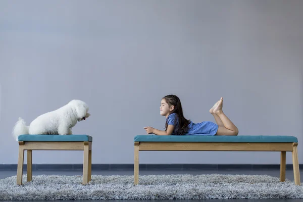 Menina com um cão — Fotografia de Stock