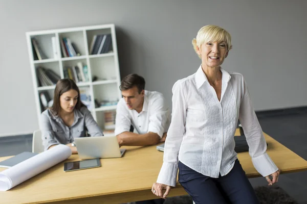 Vrouw die op kantoor werkt — Stockfoto