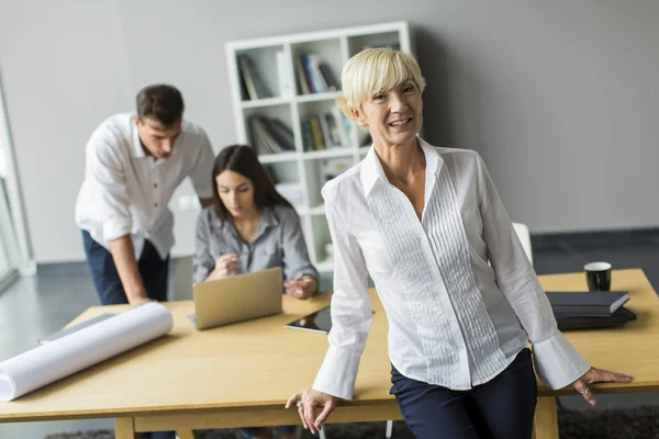 Vrouw die op kantoor werkt — Stockfoto