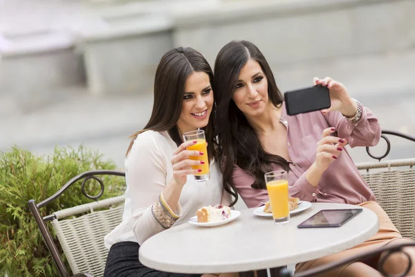 Les jeunes femmes dans le café — Photo