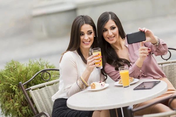 Genç kadın Café — Stok fotoğraf