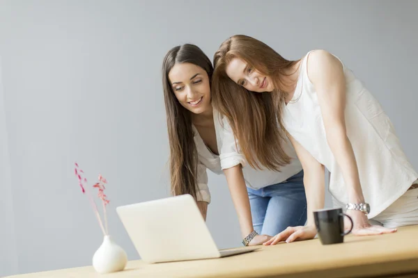 Jeunes femmes dans le bureau — Photo