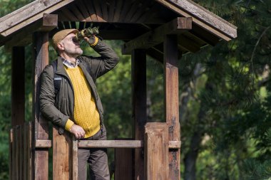 Dürbünlü kıdemli adam.