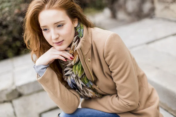 Giovane donna capelli rossi — Foto Stock