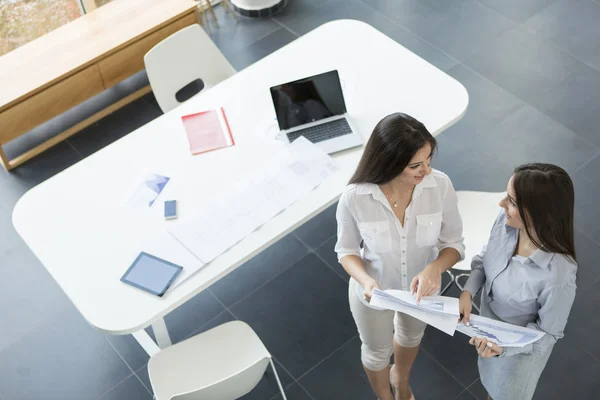 Mujeres jóvenes en la oficina — Foto de Stock