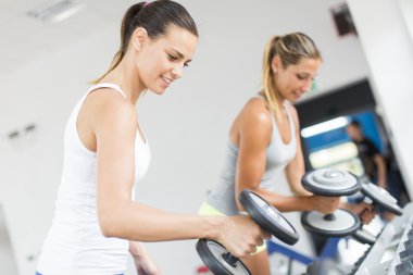 Spor salonunda çalışan genç bir kadın.