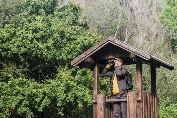 Senior man with binoculars — Stock Photo, Image