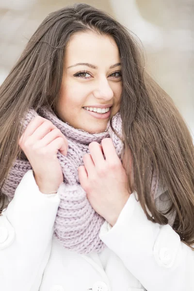 Молодая женщина зимой — стоковое фото