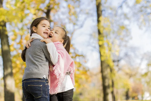 Little girls in the autumn park — Stock Photo, Image