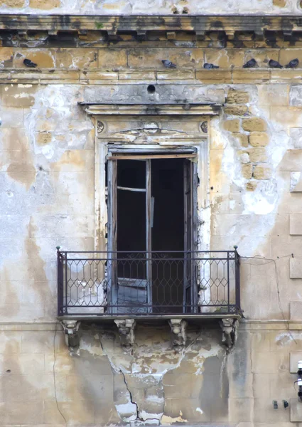 Старое сиклийское окно — стоковое фото
