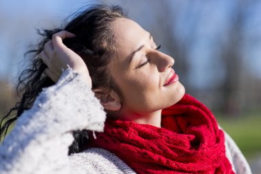 Parktaki Genç Kadın