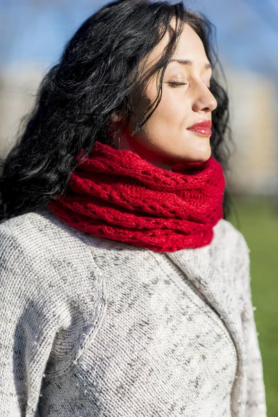 Jovem mulher no parque — Fotografia de Stock