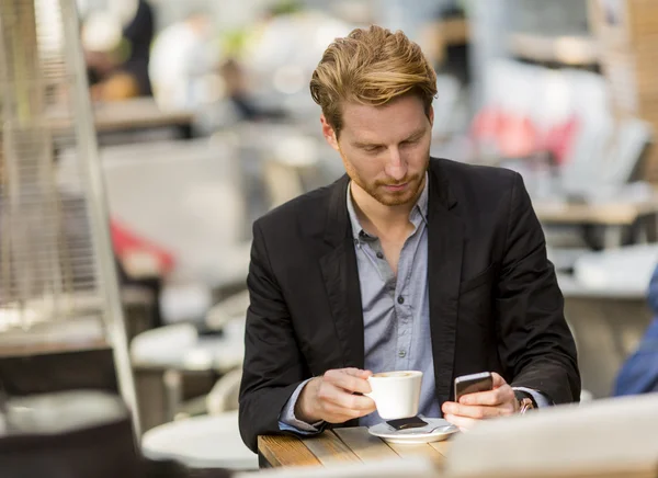 Joven hombre de negocios en el café — Foto de Stock