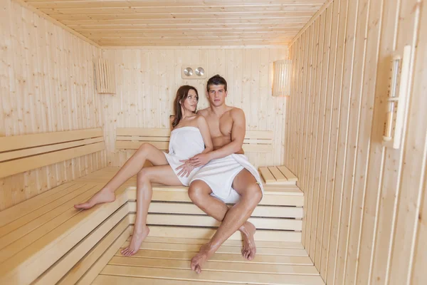 Jovem casal na sauna — Fotografia de Stock