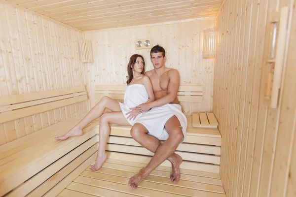 Jovem casal na sauna — Fotografia de Stock