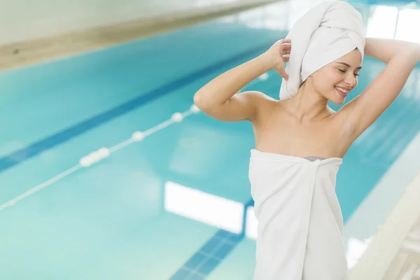 Mujer joven junto a la piscina — Foto de Stock