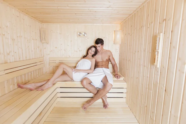 Jovem casal na sauna — Fotografia de Stock