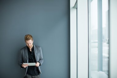 tablet duvar tarafından adam