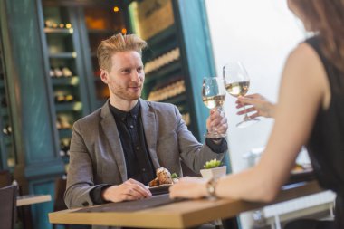 Restorandaki genç çift.