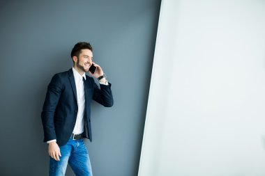 Cep telefonu duvar tarafından genç adamla