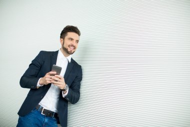 Cep telefonlu genç adam.
