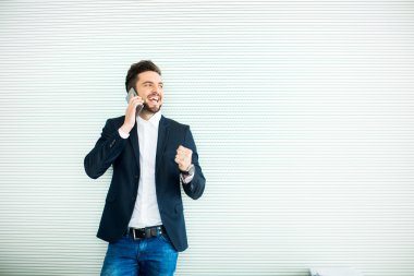 Cep telefonlu genç adam.