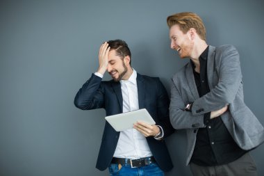 Tablet ile genç erkek