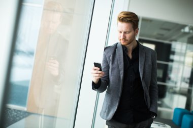 Cep telefonlu genç adam.