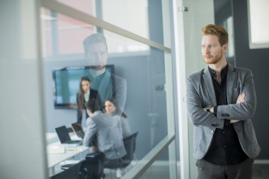 Ofisteki genç adam.