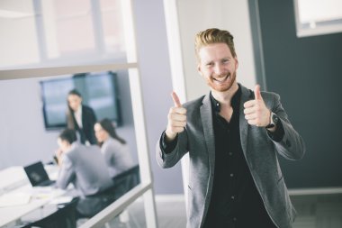 Ofisteki genç adam.