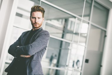 Ofisteki genç adam.