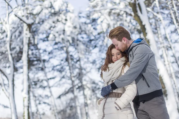 Coppia giovane in inverno — Foto Stock