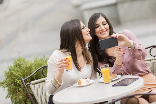 Mujeres jóvenes en la cafetería — Foto de Stock