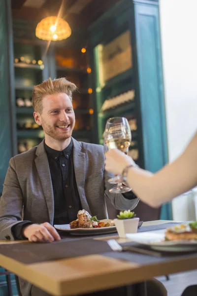 Jeune couple dans le restaurant — Photo