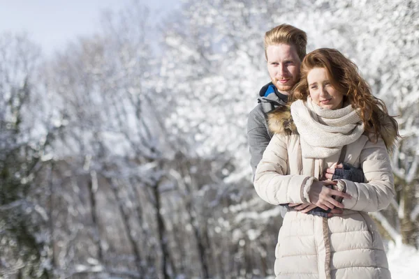 Jovem casal no inverno — Fotografia de Stock