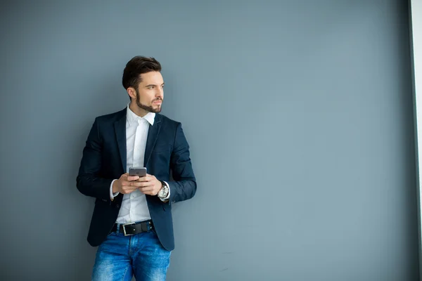 Jonge man met mobiele telefoon — Stockfoto