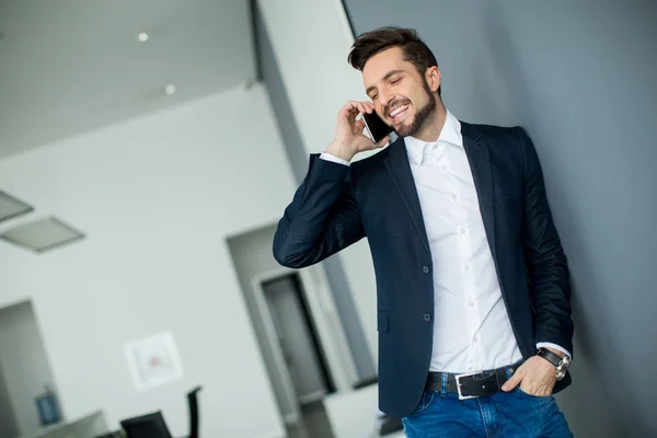 Jovem com telefone celular — Fotografia de Stock