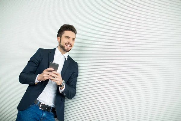 Junger Mann mit Handy — Stockfoto