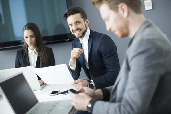 Junge Leute im Büro — Stockfoto